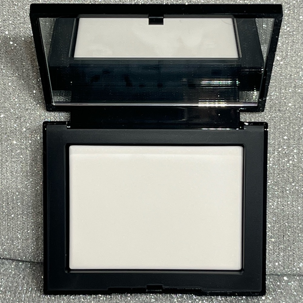 ✨NARS Translucent Crystal Pressed Powder - Picture 3 of 4